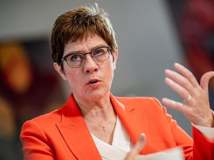 Laut Verteidigungsministerin Annegret Kramp-Karrenbauer beeinträchtigt die Situation in Syrien die Sicherheitsinteressen Europas und Deutschlands massiv.