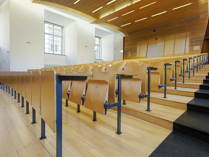 Leere Sitzreihen stehen in einem Hörsaal der Universität. Foto: Uwe Anspach/dpa/Archivbild