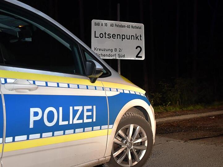 Die Autobahn A10 war in der Nacht wegen des Polizeieinsatzes zwischen den Anschlussstellen Ferch und Michendorf in beide Fahrtrichtungen gesperrt worden.