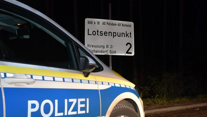 Die Autobahn A10 war in der Nacht wegen des Polizeieinsatzes zwischen den Anschlussstellen Ferch und Michendorf in beide Fahrtrichtungen gesperrt worden. Die Autobahn A10 war in der Nacht wegen des Polizeieinsatzes zwischen den Anschlussstellen Ferch und Michendorf in beide Fahrtrichtungen gesperrt worden.