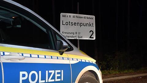 Die Autobahn A10 war in der Nacht wegen des Polizeieinsatzes zwischen den Anschlussstellen Ferch und Michendorf in beide Fahrtrichtungen gesperrt worden.