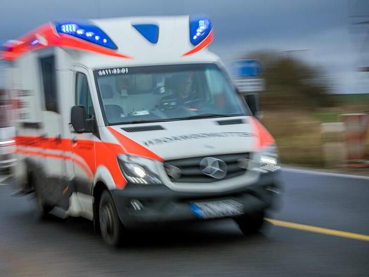 Ein Rettungswagen mit Blaulicht fährt über eine Straße. F. Foto: Jens Büttner/dpa-Zentralbild/dpa