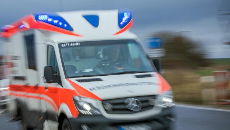 Ein Rettungswagen mit Blaulicht fährt über eine Straße. F. Foto: Jens Büttner/dpa-Zentralbild/dpa Ein Rettungswagen mit Blaulicht fährt über eine Straße. F. Foto: Jens Büttner/dpa-Zentralbild/dpa