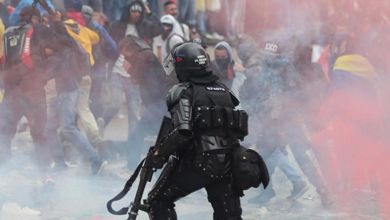 Studenten, Bauern und Arbeiter marschierten von verschiedenen Punkten zum Zentrum der Hauptstadt Bogota. Zahlreiche Sicherheitskräfte waren im Einsatz. Studenten, Bauern und Arbeiter marschierten von verschiedenen Punkten zum Zentrum der Hauptstadt Bogota. Zahlreiche Sicherheitskräfte waren im Einsatz.