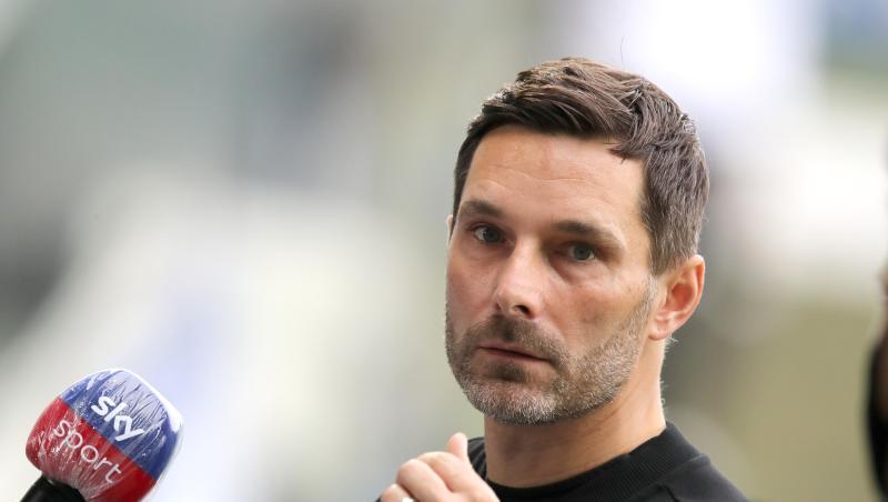 Der Fürther Trainer Stefan Leitl steht vor Spielbeginn auf dem Platz.