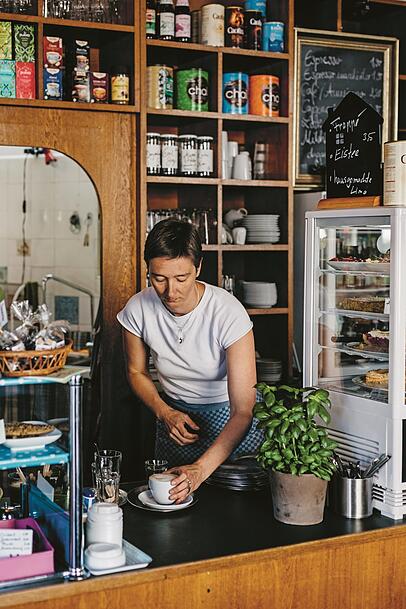Zeitreise: Das Café Käthe in der Gebsattelstraße heißt nach dem früheren Tante-Emma-Laden. Inhaberin Vera backt die glutenfreien Kuchen Zeitreise: Das Café Käthe in der Gebsattelstraße heißt nach dem früheren Tante-Emma-Laden. Inhaberin Vera backt die glutenfreien Kuchen