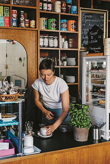 Zeitreise: Das Café Käthe in der Gebsattelstraße heißt nach dem früheren Tante-Emma-Laden. Inhaberin Vera backt die glutenfreien Kuchen