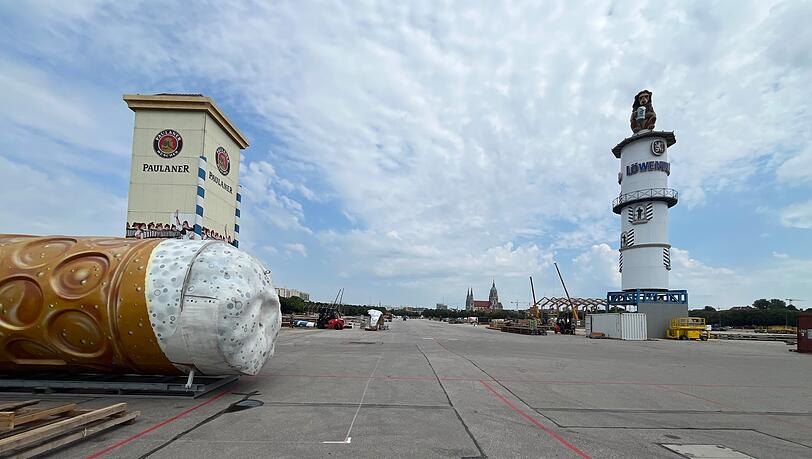 Der Turm mit dem bekannten Löwen an seiner Spitze steht wenige Tage nach dem Start des Wiesn-Aufbaus auf der Theresienwiese. Noch etwas mehr als elf Wochen ist Zeit bis zum Anstich des Oktoberfests 2025.