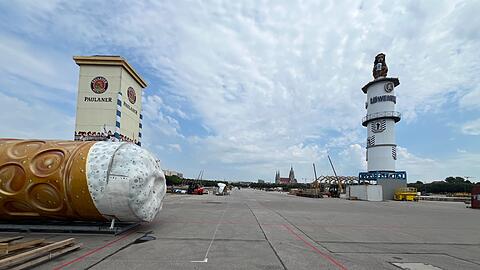 Der Turm mit dem bekannten Löwen an seiner Spitze steht wenige Tage nach dem Start des Wiesn-Aufbaus auf der Theresienwiese. Noch etwas mehr als elf Wochen ist Zeit bis zum Anstich des Oktoberfests 2025.