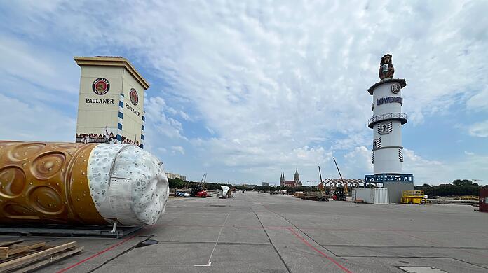 Der Turm mit dem bekannten Löwen an seiner Spitze steht wenige Tage nach dem Start des Wiesn-Aufbaus auf der Theresienwiese. Noch etwas mehr als elf Wochen ist Zeit bis zum Anstich des Oktoberfests 2025.