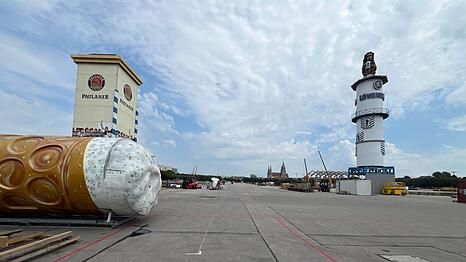 Der Turm mit dem bekannten Löwen an seiner Spitze steht wenige Tage nach dem Start des Wiesn-Aufbaus auf der Theresienwiese. Noch etwas mehr als elf Wochen ist Zeit bis zum Anstich des Oktoberfests 2025.