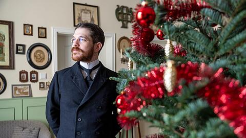 Schon l&auml;nger hat Valerio Bonanno seine Wohnung  mit M&ouml;beln aus der Kaiserzeit eingerichtet und tr&auml;gt nur Kleidung von damals - jetzt hat er erstmals auch ein Weihnachtszimmer aus der Epoche um 1900 nachgestellt.