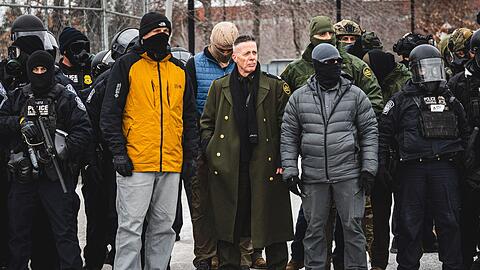 Das r&uuml;cksichtslose Vorgehen der US-Einwanderungsbeh&ouml;rde ICE und das martialische Aussehen insbesondere des fr&uuml;heren Befehlshabers in Minneapolis, Gregory Bovino, provozierte in vielen L&auml;ndern Nazi-Vergleiche (Archivbild).