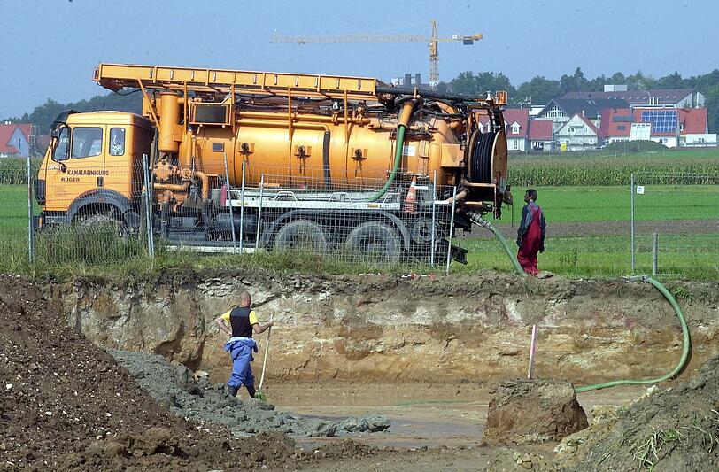 Rund 2500 Tonnen Industrieabfälle sickerten in die Äcker von Peter K. Der verseuchte Boden musste abgetragen, kontaminierte Schlammbrühe abgesaugt werden. Die Kosten: 2,6 Millionen Euro.