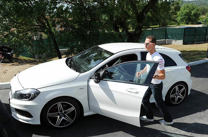 Das Mercedes-Formel-1-Team um Michael Schumacher und Nico Rosberg war im EM-Trainingslager der Nationalmannschaft im französischen Tourettes zu Gast. Lukas Podolski machte dabei eine Spritztour mit dem Rekord-Weltmeister in der neuen A-Klasse des Automobil-Herstellers - sehen Sie hier die besten Bilder.