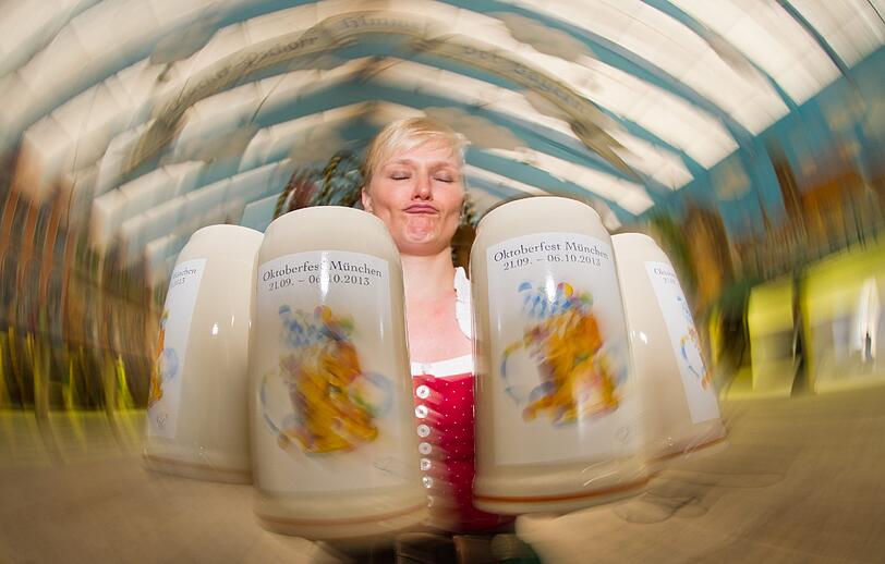 Schön verziert mit traditionellen Bayern-Symbolen: Der Wiesn-Maßkrug 2013.