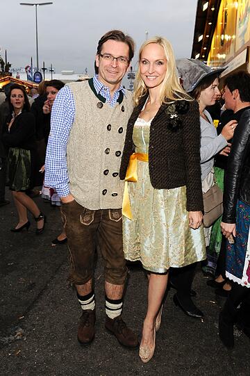 Kare und Dresscoded: Promis feiern in in Hochreiter`s Haxenbraterei auf der Wiesn 2013