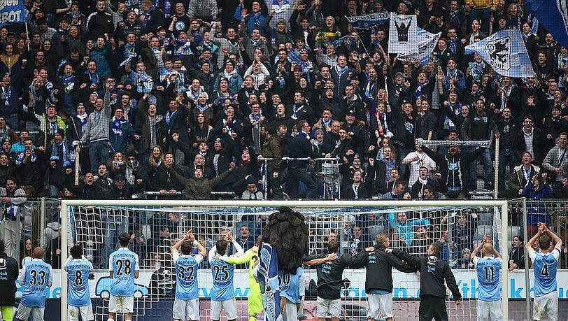Gemeinsam für Sechzig: Mannschaft und Fans der Löwen. Gemeinsam für Sechzig: Mannschaft und Fans der Löwen.