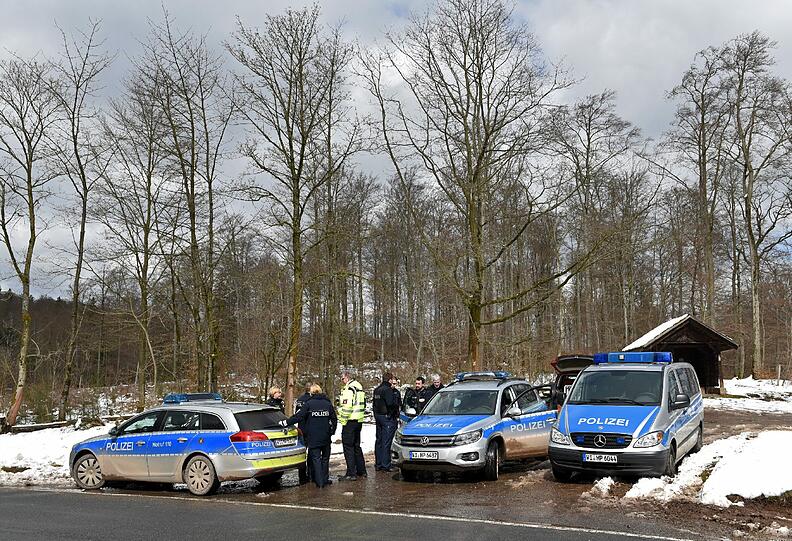 Polizeikräfte koordinieren Karfreitag in einem Waldgebiet bei Nieste (Hessen) die Suche nach dem vermissten Kleinflugzeug.