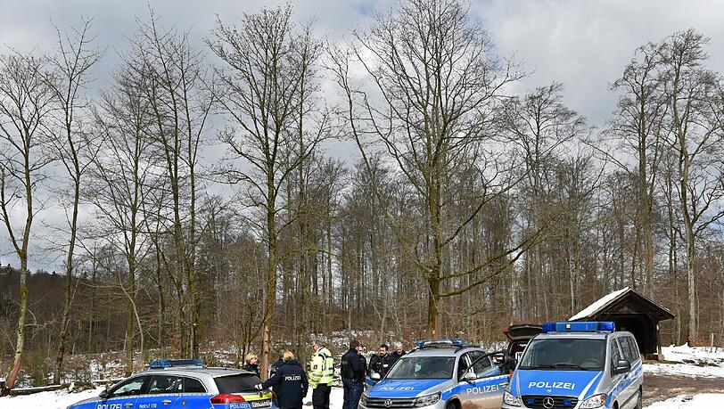 Polizeikräfte koordinieren Karfreitag in einem Waldgebiet bei Nieste (Hessen) die Suche nach dem vermissten Kleinflugzeug. Polizeikräfte koordinieren Karfreitag in einem Waldgebiet bei Nieste (Hessen) die Suche nach dem vermissten Kleinflugzeug.