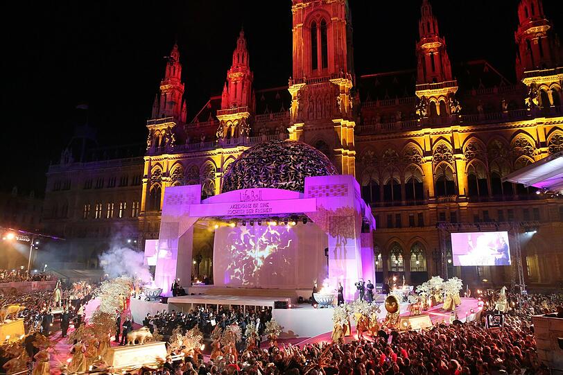 Voller Einsatz gegen HIV und AIDS: Beim Life Ball 2015 kämpfen die Stars und Sternchen sehr freizügig um Spenden. Die Bilder von der schrillen Benefiz-Gala.