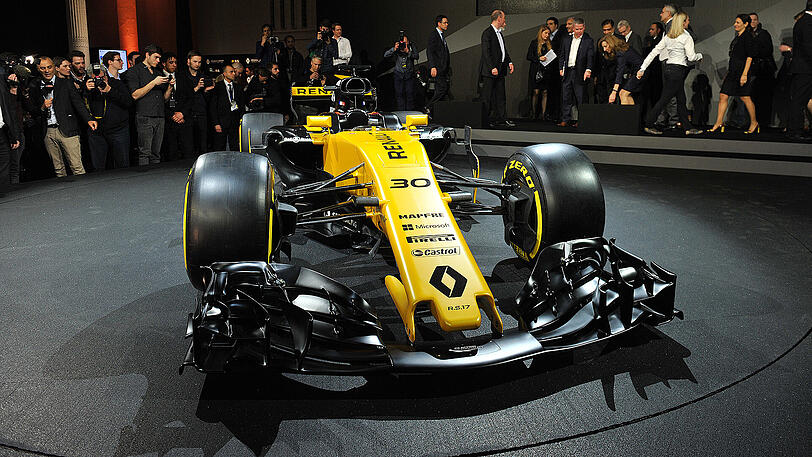 Das neue Renault-Modell heißt R.S.17: auffällig an dem R.S.17 ist die Heckfinne. Das neue französische Auto ist mehrheitlich gelb lackiert; die Seitenkästen, die Airbox und die Finne sind jedoch in Schwarz gehalten.