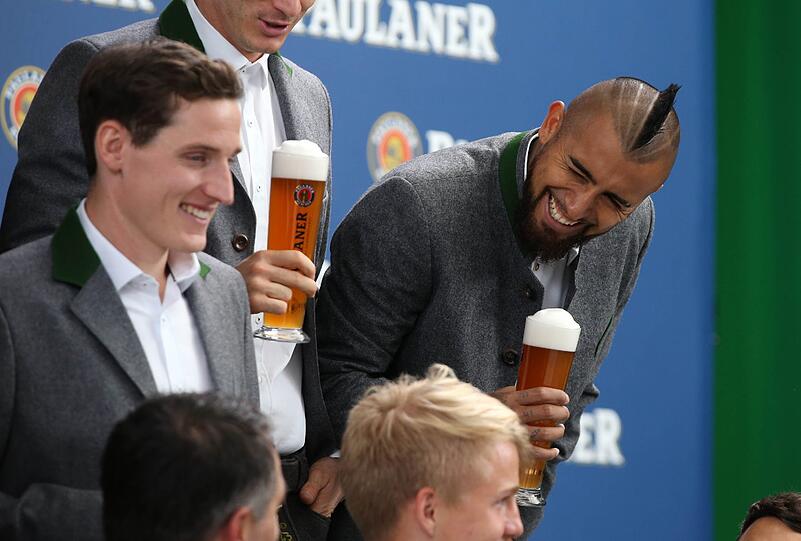 Erste Wiesneinkleidung auch für Sebastian Rudy (l.).
