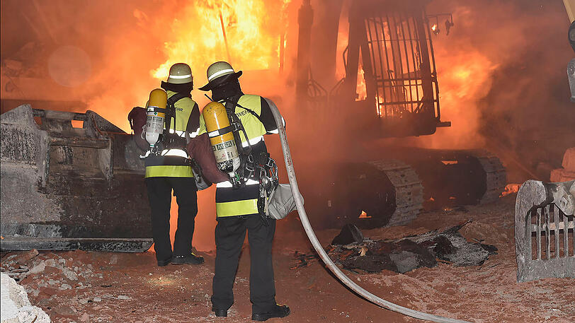In der Nacht auf Donnerstag brannte ein Bagger im Schlachthofviertel. Die Bilder vom Einsatz.