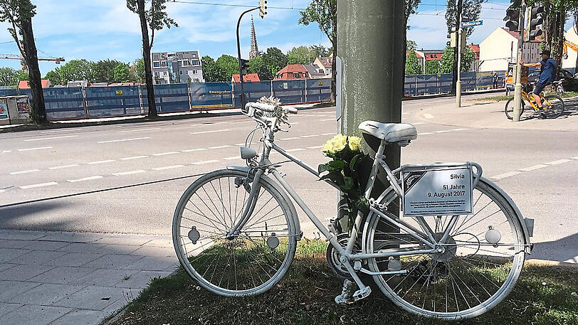 Rosen, Radl und ein Engel erinnern an den Ex-Marienhof-Star.