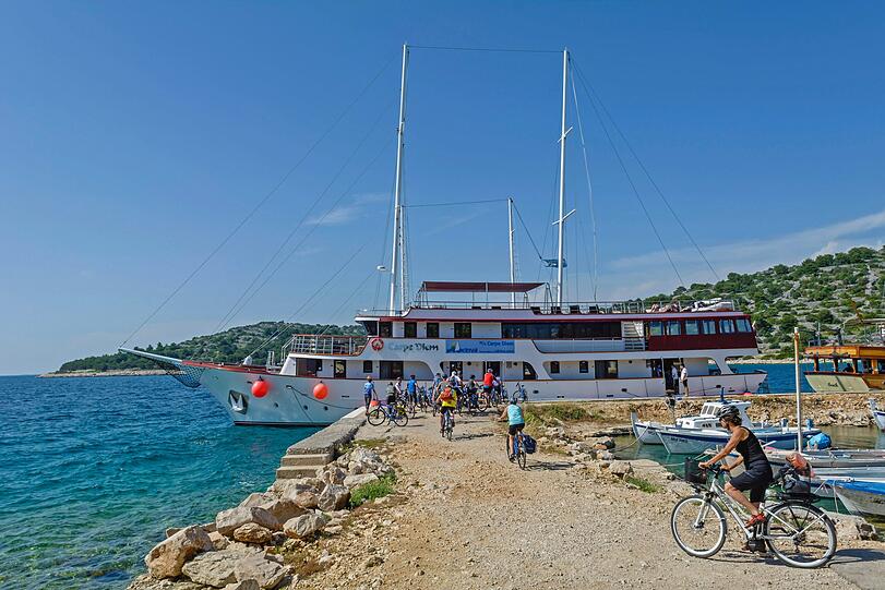 Das breite Angebot an spannenden Unternehmungen zu Land komplettiert das Urlaubsglück und gestaltet die Reise abwechslungsreich. Wie wäre es zum Beispiel mit einer geführten Tour mit dem Mietfahrrad entlang der schönsten Strecken der Inselwelt?