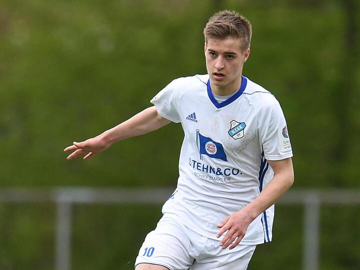 Fabian Nürnberger, damaliger Spieler des Niendorfer TSV, spielt den Ball. Foto: Daniel Reinhardt/Archivbild
