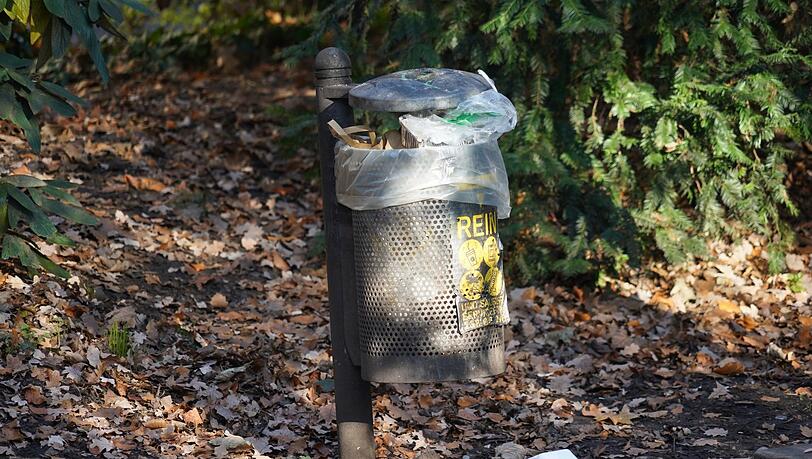 Auch im Nußbaumpark sieht es nicht viel besser aus. Stets sind es zu wenige Mülltonnen. Auch im Nußbaumpark sieht es nicht viel besser aus. Stets sind es zu wenige Mülltonnen.