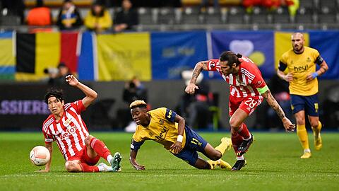 Simon Adingra (M) von Union SG kämpft um den Ball gegen Genki Haraguchi (l) von Union Berlin.