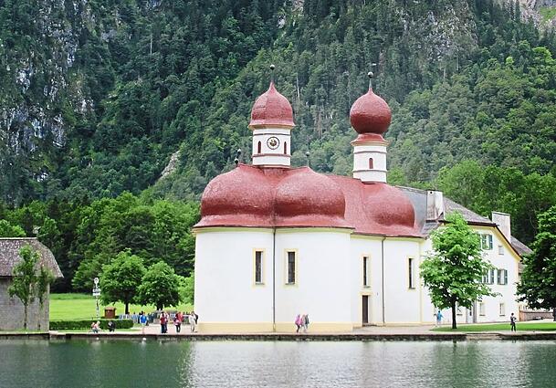Die Kirche St. Bartholomä am Königssee. Die heutige Form bekam sie 1697, ab 1810 waren hier besonders gern bayerische Könige. Die Kirche St. Bartholomä am Königssee. Die heutige Form bekam sie 1697, ab 1810 waren hier besonders gern bayerische Könige.