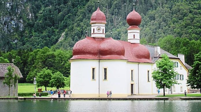 Die Kirche St. Bartholomä am Königssee. Die heutige Form bekam sie 1697, ab 1810 waren hier besonders gern bayerische Könige.