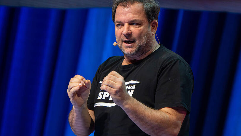 W&auml;hrend eines Physiotherapie-Termins auf Mallorca musste Martin R&uuml;tter die Contenance bewahren.