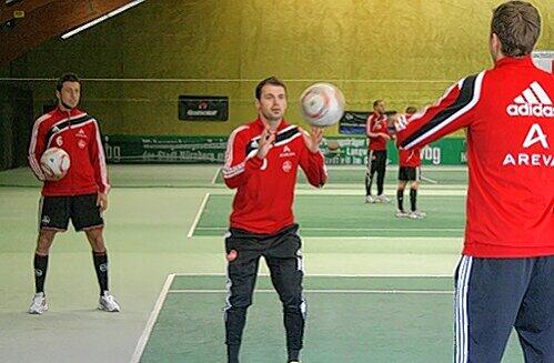 Aller Anfang ist verhalten, Albert Bunjaku gestern bei seinem ersten Training nach fast sechs Monaten Zwangspause: Life Kinetics mit Jens Hegeler (r.).