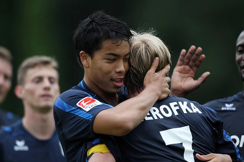 Sieg im Test gegen Sparta Prag: Die Löwen Bobby Wood und Daniel Bierofka jubeln.