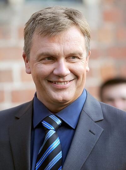 ... Die Frage, die sich hier stellt, lautet nicht: Wulff oder ein Neuer, sondern vielmehr: Wulff oder Bild? Wie soll Deutschland in Zukunft aussehen?"