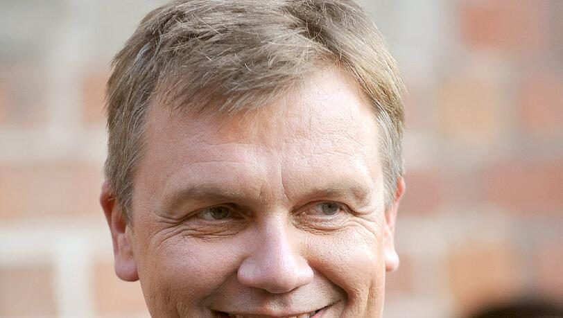 ... Die Frage, die sich hier stellt, lautet nicht: Wulff oder ein Neuer, sondern vielmehr: Wulff oder Bild? Wie soll Deutschland in Zukunft aussehen?" ... Die Frage, die sich hier stellt, lautet nicht: Wulff oder ein Neuer, sondern vielmehr: Wulff oder Bild? Wie soll Deutschland in Zukunft aussehen?"