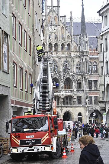 Einsatzkräfte von Feuerwehr und Polizei sperren das Areal deshalb gegen 13 Uhr ab, um Passanten nicht zu gefährden.