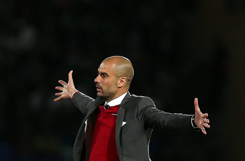 Ansonsten war's wenig spektakulär. Trainer Pep Guardiola zeigt's hier an: breit machen! Bayern wirkte müde.