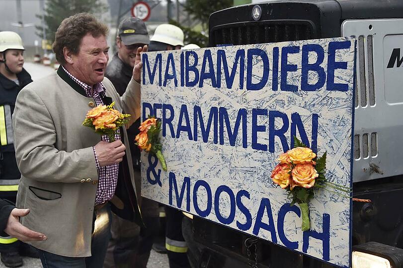 Die Triumph-Parade: Ein Bulldog samt Maibaum, zwei Feuerwehrfahrzeuge und über 30 Beteiligte marschieren am Freitag Abend in Buch ein.