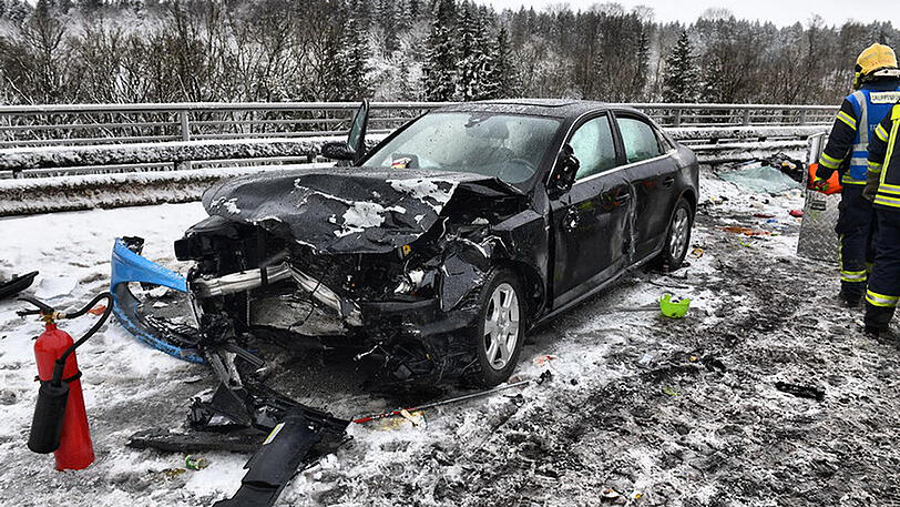 Heftiger Unfall mit mehreren Verletzten bei Traunstein. Die Fahrer hatten bei Glatteis die Kontrolle verloren.