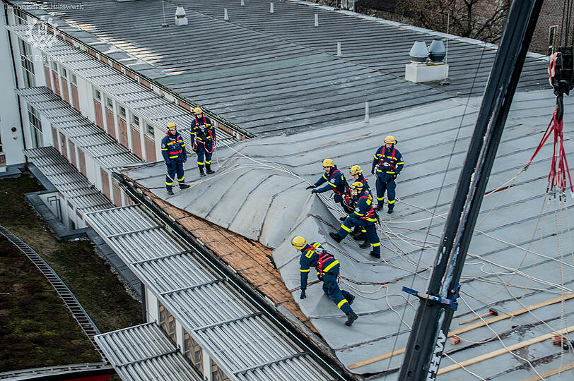 Sturmtief "Friederike" richtete am Dach des Josef-Hofmiller-Gymnasiums große Schäden an.