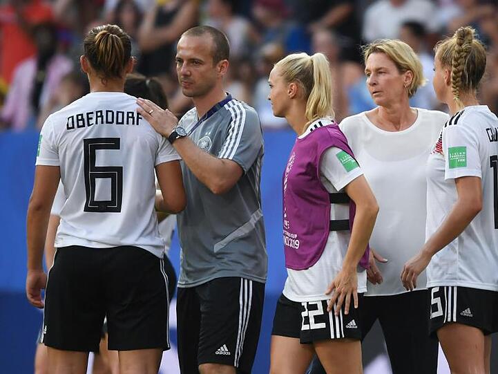 Enttäuscht: Deutschlands Fußballfrauen nach dem WM-Aus in Frankreich.