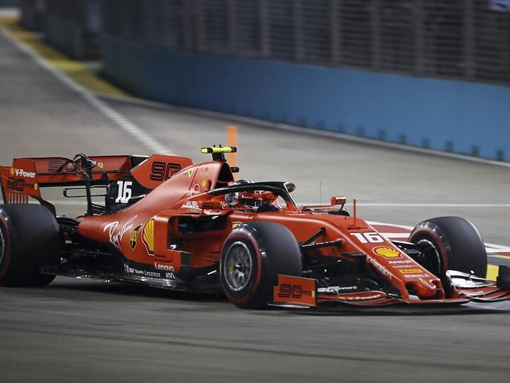 Ferrari-Pilot Charles Leclerc hat sich die Pole für das Rennen in Singapur gesichert.