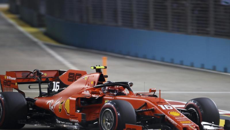 Ferrari-Pilot Charles Leclerc hat sich die Pole für das Rennen in Singapur gesichert. Ferrari-Pilot Charles Leclerc hat sich die Pole für das Rennen in Singapur gesichert.