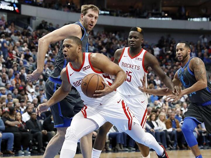 Eric Gordon (2.v.l.) entwischt von den Houston Rockets Dirk Nowitzki (l).