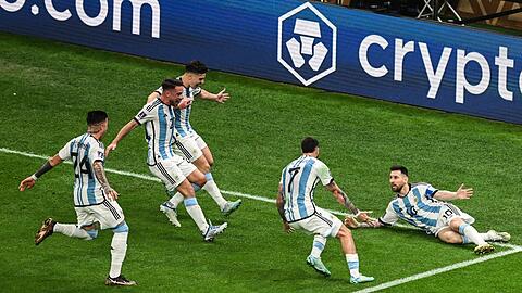 Argentiniens Superstar Lionel Messi (r) lässt sich nach seinem verwandelten Elfmeter feiern.